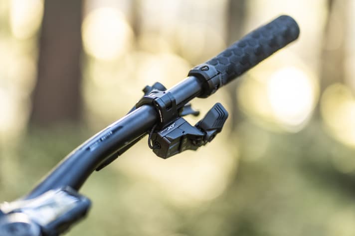 The inconspicuous button under the XT logo can be used to select between manual shifting and two automatic modes. This also works while riding.