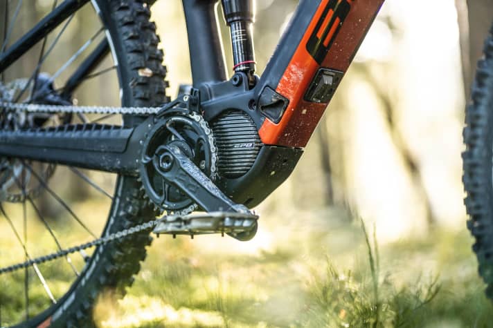 The EP801 is visually indistinguishable from its predecessor. However, the electronics are completely new, which makes it impossible for the components to be compatible. The Di2 relies on the latest technology.