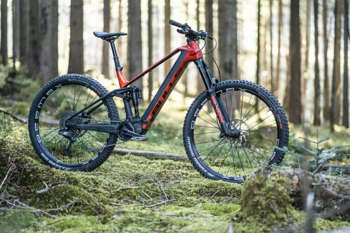 The Bulls Sonic EVO EN-SL1 2023 is the first bike we were able to test with the new Shimano EP801 and XT Di2 and is a light, lively all-rounder: 160/150 mm travel // 750 watt hours // 21.8 kg // € 6699.