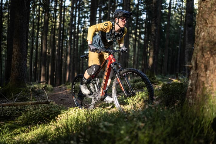 For a long time, there were hardly any MTB models with Shimano's XT Di2. However, on test bikes from Bulls and Centurion, we have now been able to gather extensive practical experience with Shimano's new automatic transmission in series production.