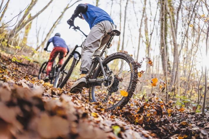 Tyre test: Soft or hard? Light or heavy? 6 grippy E-MTB tyre combos from Maxxis, Schwalbe and Conti in practical and laboratory tests. From page 82 