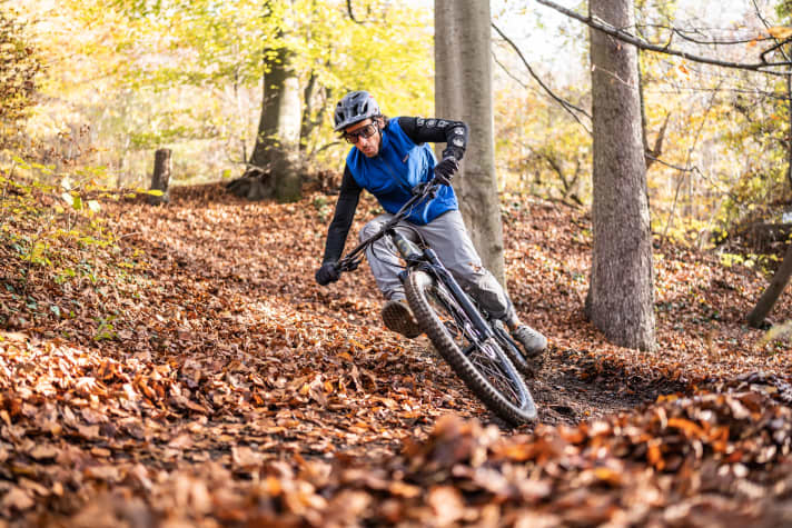 Leider geil! In Kurven bieten die Reifen mit weichem Gummi mehr Grip. Im direkten Vergleich ist das deutlich spürbar.