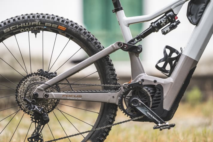 Instead of the complicated Fold rear triangle, the new Jam² uses the same classic four-link suspension as the Light E-MTB Jam² SL. We liked the rear suspension on the Bosch bike much better.