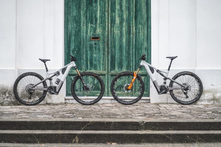 Bosch-Offensive: Das neue E-All-Mountain Jam² (links) und das E-Enduro Sam² (rechts) teilen sich denselben Antrieb und dieselbe DNA. Beide hat Focus gerade zeitgleich neu vorgestellt. Ein Carbon-Modell wird es nur vom Jam² geben.