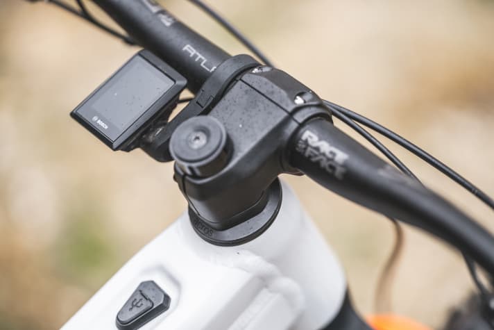 The inserts inside the Acros headset can be rotated, allowing the steering angle to be varied by one degree. We would have liked clearer labelling of the positions for better understanding. However, once you know these, the conversion is relatively straightforward.