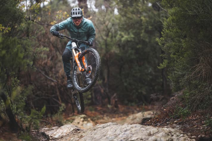 Draufhalten und abziehen: Das neue Sam² ist auf wildes Gelände ausgelegt. Auf Trails wie dem ikonischen “Pino Morto” in Finale Ligure fühlt es sich pudelwohl.