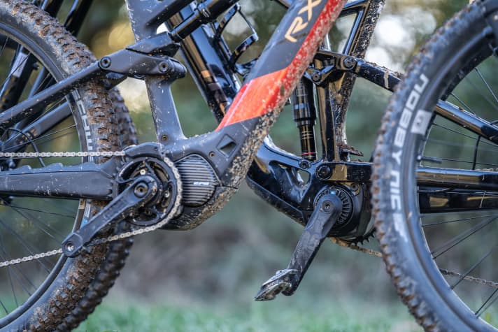 In unserem Test der Light-Bikes treffen unterschiedliche Konzepte aufeinander: Option auf volle Power mit Shimanos EP8 (links) oder Minimalismus mit dem kleinen TQ HPR 50 (rechts).