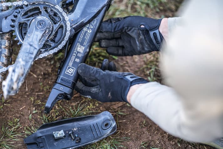 Removable batteries (like here on the Trek Fuel EXe) are not a matter of course on light eMTBs. Many bikes have the battery permanently installed. In this case, a sufficient range is particularly important!