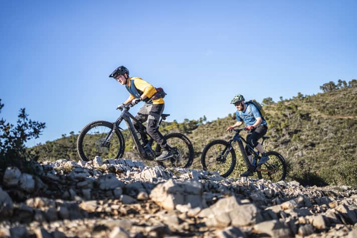 Klassische E-MTBs mit großem Akku, wie das Canyon Spectral:On CFR mit 720 Wh, fahren den Light-Bikes in Sachen Reichweite locker davon.