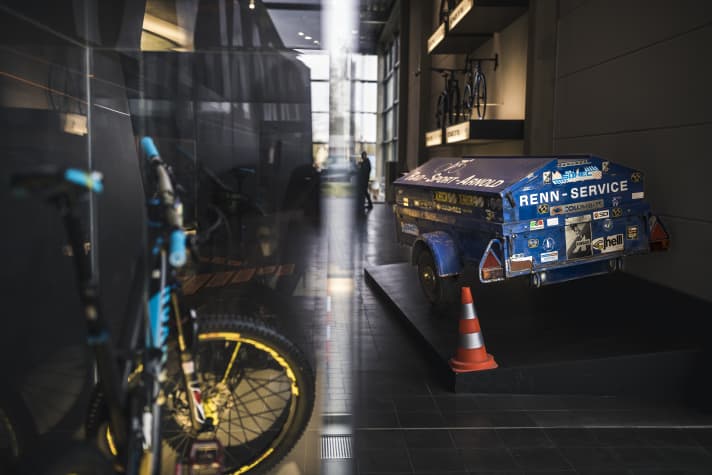 Mit diesem Anhänger, aus dem Roman Arnold Radsportteile verkaufte, fing alles an. Der “Rad-Sport-Arnold”-Anhänger steht in der Canyon Firmenzentrale in Koblenz.