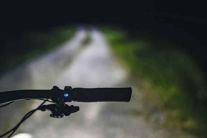 Connect the e-bike lighting to the battery and activate it