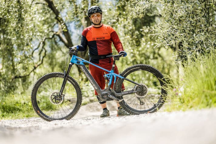 Stefan Schlie, Mister Uphillflow und EMTB-Fahrtechnikexperte: “Eine knallharte Challenge. Diesen Trail schafft man nur mit perfekter Technik und Konsequenz im Kopf.”