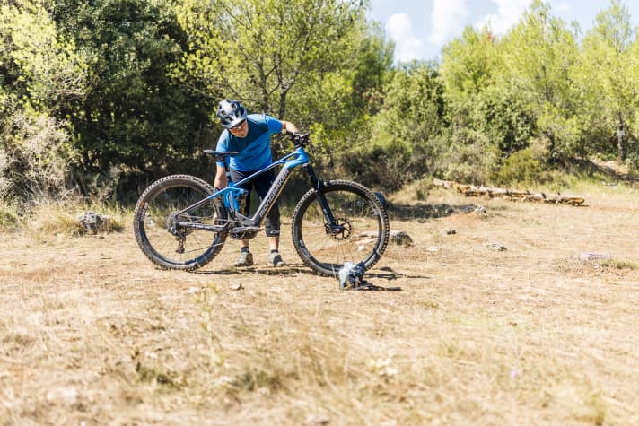 Stefan Schlie tries half a turn of the pedals until he finds the right gear.