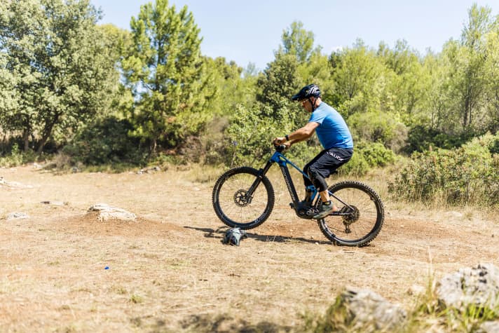 When starting off, Stefan's bad foot and the right pedal are still in front.