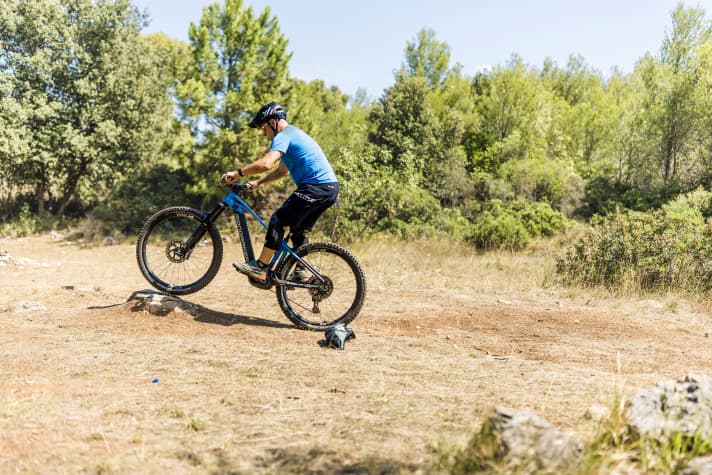 ... the good foot is in front and the e-bike touches the rock with the front wheel.