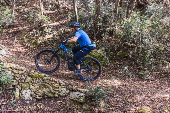 On the approach to the step, the bad foot is one bike length in front.
