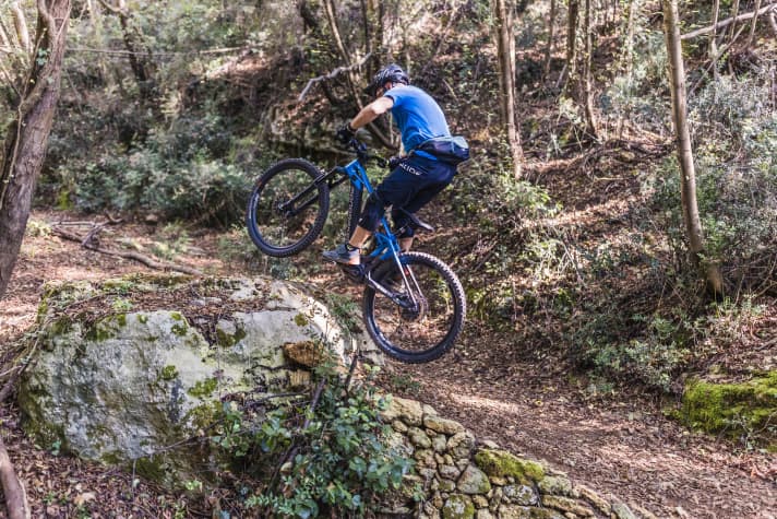 The explosive stretch lifts the e-bike onto the step.