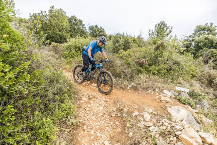 Starting in the basic position with the saddle completely lowered - here Stefan still has the good foot in front.