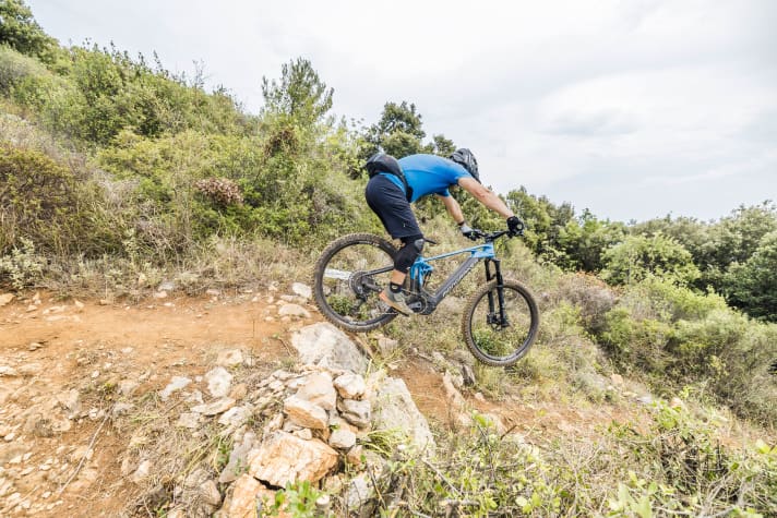 To stabilise the trajectory, Stefan pushes his upper body slightly backwards/upwards.