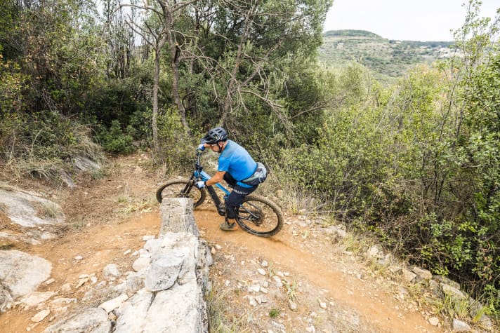 Crux of the power curve: At the apex, the bad foot is at two o'clock, ready to kick off fully. Stefan actively pushes the bike outwards here.