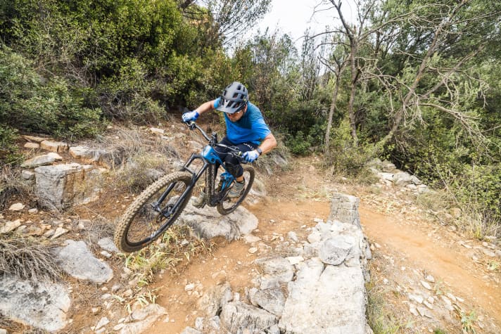 Ready to land: The upper body moves forwards, the front wheel sinks back onto the trail.