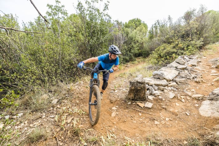 Die Powercurve ist ein Wheelie in Schräglage. Dafür verlagert Stefan kurz vor der Kurve sein Gewicht nach innen. Mit der folgenden Beschleunigung bringt das die nötige Schräglage, um auch im Wheelie die Kurve zu kriegen.