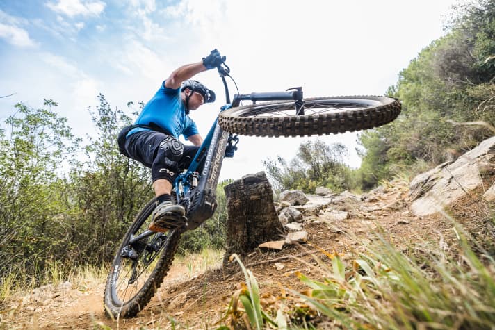 Nobody has shaped E-MTB riding technology like Stefan Schlie. Ever since he transferred elements from trial biking to e-MTBs, the boundaries have continued to shift. In the third instalment of the riding technique series, Schlie unpacks his professional tricks.