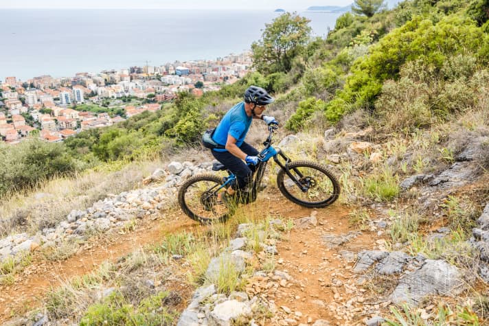  Instead of rounding the bend, the frontswitch continues straight ahead towards the embankment.