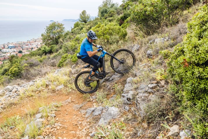 The crux of the matter: when stationary, with the brakes applied and your good foot in front, you shift your upper body downwards and your centre of gravity in the new direction of travel at the same time.