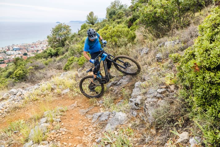And then stretch! The front wheel lifts off with the pull on the handlebars.