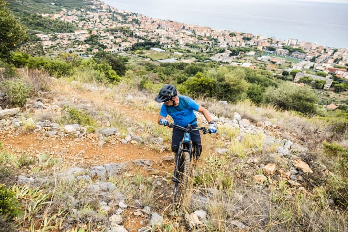 The crux of the front switch from the other perspective: the arm on the outside of the bend is extended, the arm on the inside is bent. The weight shifts in the new direction of travel.