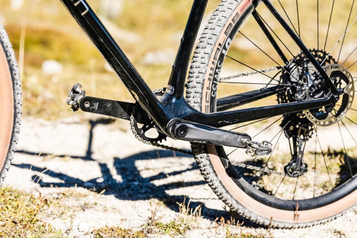 Schön zu erkennen ist das gebogene Sitzrohr, das dem Simplon Razorblade zusammen mit der Sattelstütze einen gewissen Flex geben soll. Und die Rasierklinge über dem Tretlager ziert weiterhin das Race-Hardtail.
