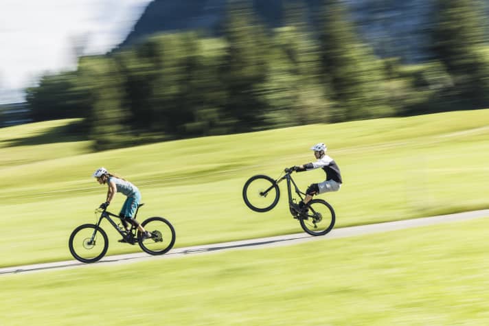 Glide through the countryside with playful ease. That is the goal of light e-MTBs.