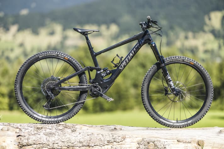 The Kenevo SL is a racy enduro bike for rough descents. The drive noise of the motor is loud, but the Kenevo SL is one of the quietest e-bikes on descents.