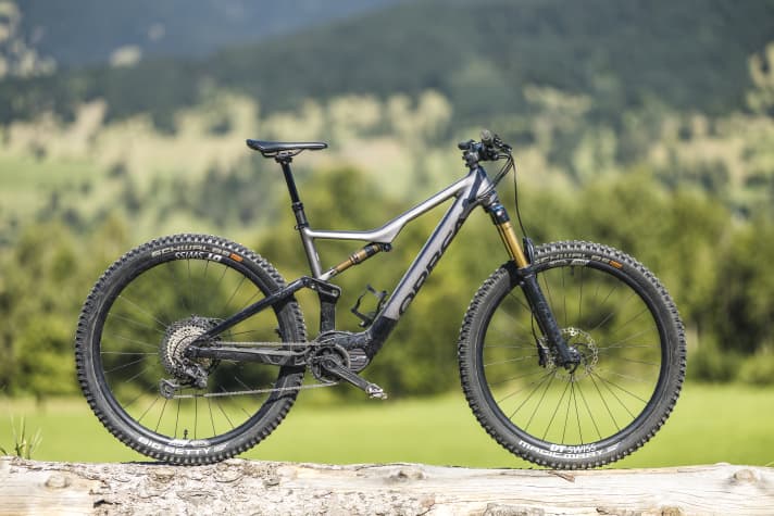 With its 540 watt-hour battery, the Orbea Rise H is the endurance runner among the light e-MTBs. Weight with aluminium frame: Just over 20 kilos. | Copyright: Skyshot/Greber