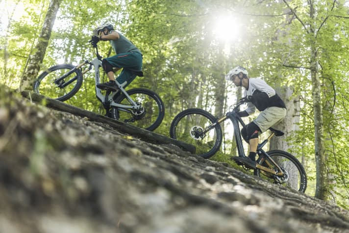 Mit dem geschmeidigen Maxon-Motor muss man in Steilstücken kräftig treten. Der Ride60 von Fazua setzt deutlich mehr Power frei.