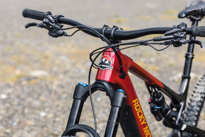 Die Ausstattung des Instinct Powerplay C70 entstammt mit Fox-Performance-Parts und XT-Komponenten eher der oberen Mittelklasse, der Rahmen ist aber wirklich High-End: Vollcarbon und toll verarbeitet, da gibt’s nichts zu meckern.