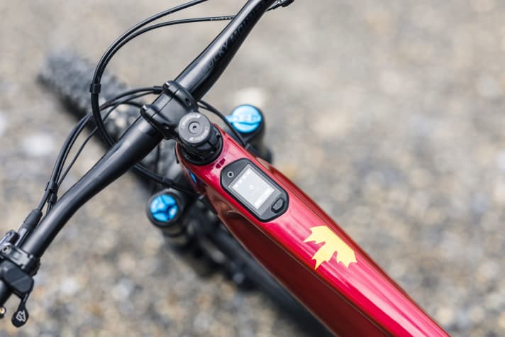 The display is elegantly integrated into the top tube and clearly shows the most important information. Even the individual support levels can be fine-tuned here, without the need for an app. The monochrome look may look more like a bike speedometer than a smartphone, but it fulfils its purpose.