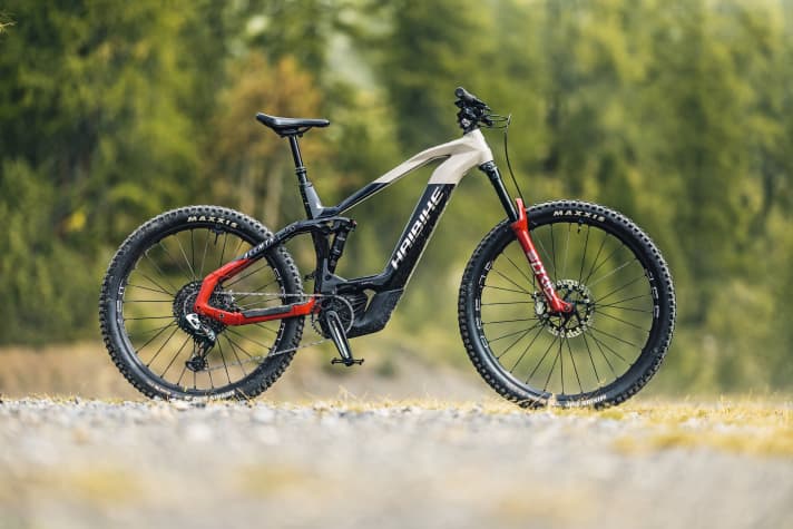 Haibike All Mtn CF SE // Bosch Smart System (750 Wh) // 8799 euros // 24.96 kg (size L) // 29 / 27.5 inch // 160 mm 