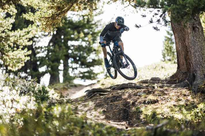 Full throttle straight ahead is the Cannondale's favourite discipline. In tight corners, however, the bike feels bulky and lacks some counter-pressure from the suspension due to berms and compressions.