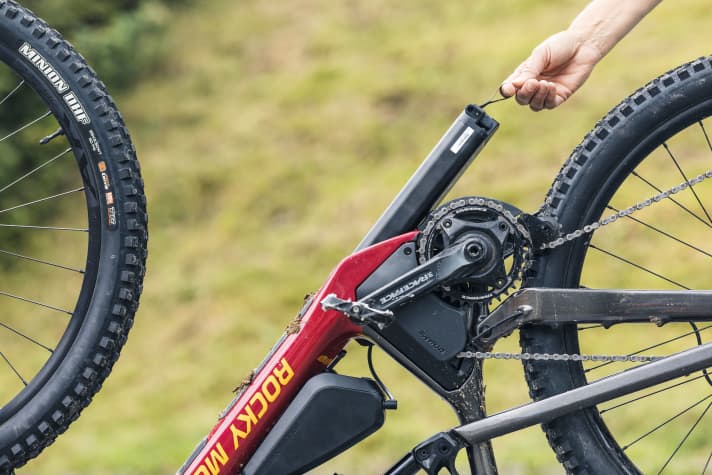 Der Akku des Instinct Powerplay wird wie bei Specialized oder Canyon nach unten entnommen. Gegenüber einer klassischen Entnahme nach vorne aus dem Unterrohr macht das den Rahmen gleichzeitig steifer und leichter.