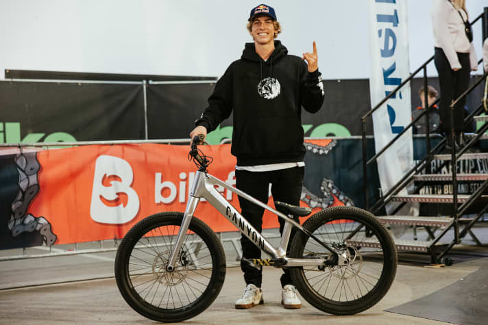 Darf nicht fehlen: Fabio Wibmer mit seinem Canyon Stitched CFR Trialbike.