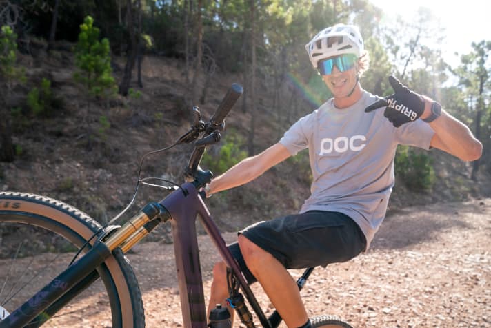 Our author and photographer Thomas Weschta is a passionate marathon racer and rarely rides with e-assistance. However, the light concept of the Fourstroke AMP clearly made the fit biker happy.