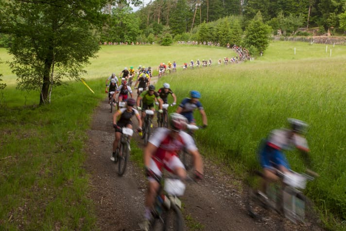 Die Strecke des Malevil Cup ist 100 Kilometer lang. Dennoch rasen alle los wie die Verrückten. Wie das eben so ist, sobald eine Startnummer am Lenker hängt.