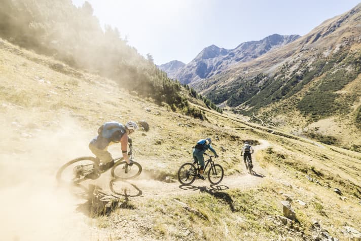 The weight of inexpensive MTB fullys takes a back seat on the downhill. Then it's the riding performance based on the frame concept, geometry and equipment that counts.