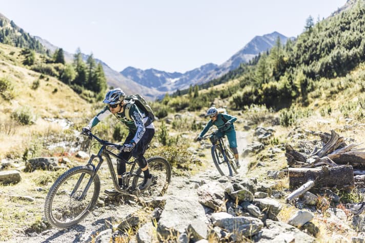 On flat trails, mountain bikers benefit from agile bikes that can accelerate quickly. Heavy all-mountain fullys quickly put the brakes on riding fun here.