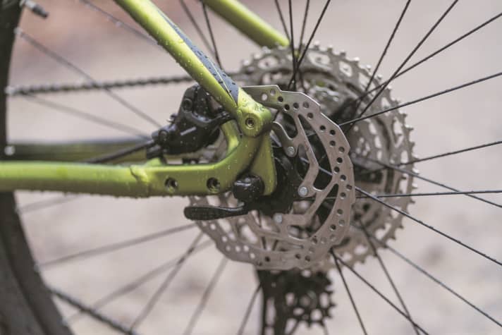 Inexpensive disc brakes from Shimano also work reliably in mountain bike use.