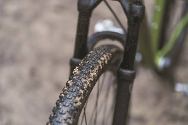 Most manufacturers install simple suspension forks and tyres on hardtails for 1000 euros, such as this Merida Big.Nine.