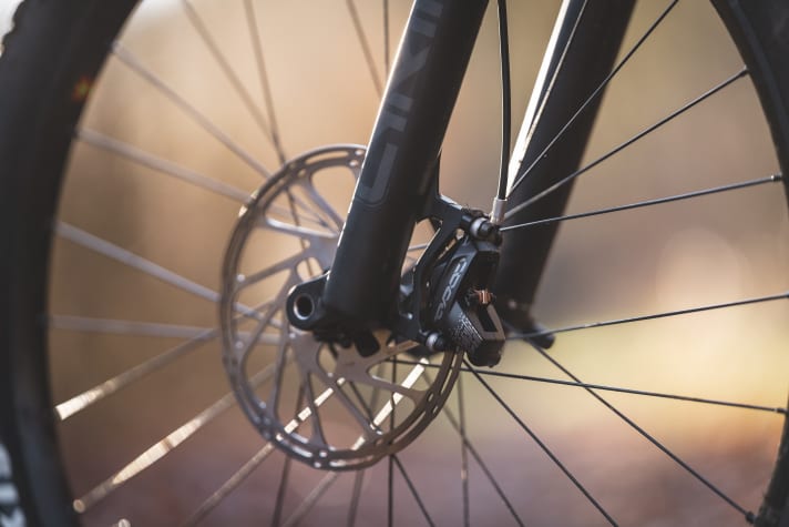 2023 setzt Canyon am All Mountain Spectral auf die Vierkolben-Scheibenbremsen Sram Code R mit großen 200 Millimeter Bremsscheiben vorne und hinten.