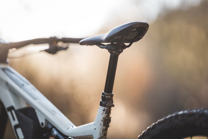 Eine versenkbare Teleskopstütze wiegt mehr als ein starres Pendant. Ihr Siegeszug ist jedoch nur ein Grund für immer schwerere Bikes.